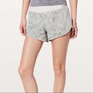 Lululemon Real Quick Short Perforated 3.5" White Silver Size 6